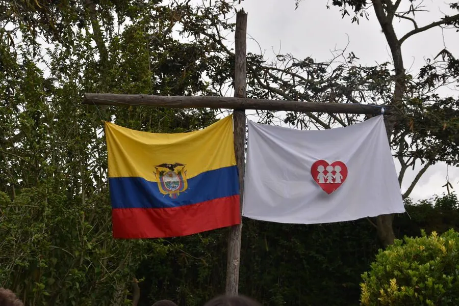 Bandera de Ecuador y bandera de Fe y Alegría